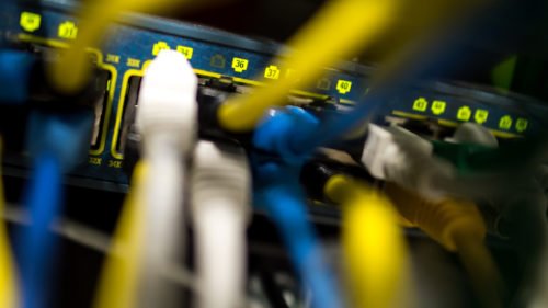 ARCHIV - Netzwerkkabel stecken am 16.10.2015 in einem Serverraum in M¸nchen (Bayern) in einem Switch. Foto: Matthias Balk/dpa (zu dpa ´Warten auf den Anschluss - Viele Firmen k‰mpfen mit Breitband-L¸ckenª vom 02.01.2016) +++(c) dpa - Bildfunk+++