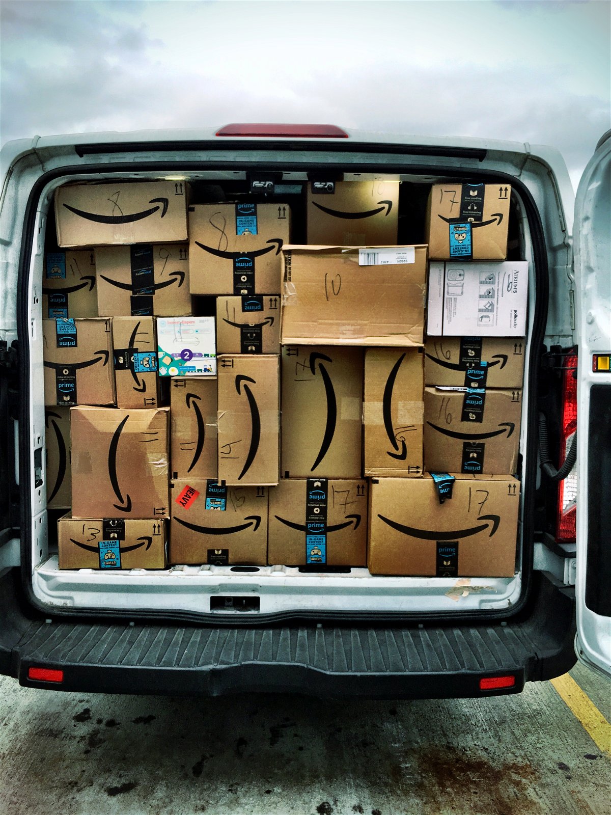a-van-full-of-amazon-packages_t20_doQza9