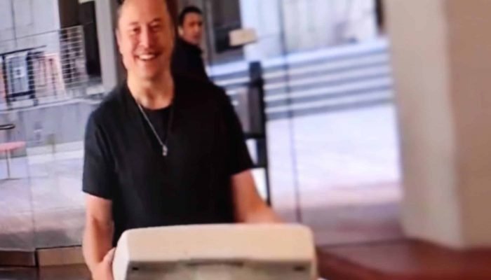 Elon Musk mit Waschbecken in der Hand