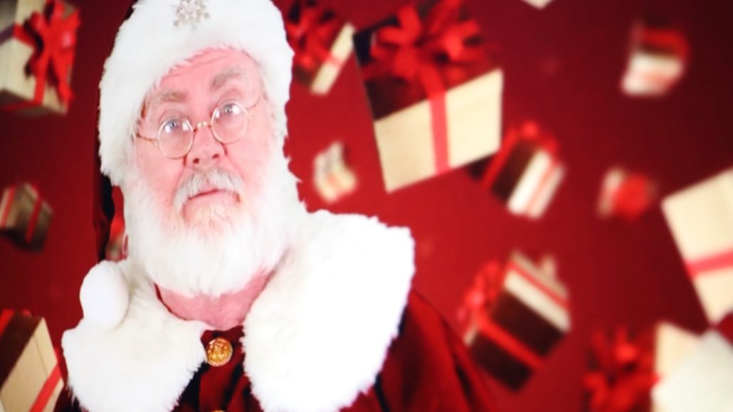 Bei Synthesia lassen sich Weihnachts-Videos erstellen: Santa Claus spricht den eingetippten Text und hinter dem Schlitten rieseln die Pakete;